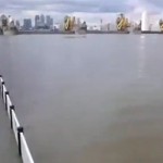 V Londýne zatvorili protipovodňové zábrany, aby zabránili záplavám